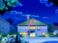Archivo:EP495 Centro Pokémon de pueblo Aromaflor de noche.png