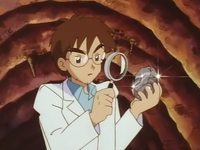 Seymour examinando una piedra lunar.