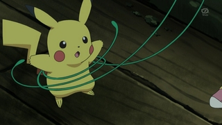 Archivo:EP668 Snivy sujetando a Pikachu.png