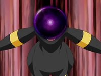 Umbreon usando bola sombra.