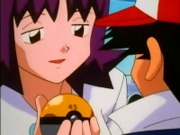 La profesora Ivy entregando la Pokébola GS/GS Ball a Ash.