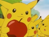 Archivo:EP039 Pikachu ofreciendo una manzana.png