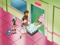 Archivo:EP543 Ingresando a Pikachu en el centro Pokémon.png