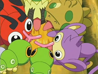 Archivo:EP499 Pokémon comiendo la miel del árbol.png