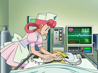 Archivo:EP543 Enfermera Joy usando los desfibriladores con Pikachu.png