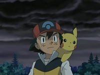 Archivo:EP525 Ash con Pikachu bajo la tormenta que acaba de formarse.png