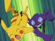 Sableye usando arañazo.