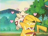 Archivo:EP153 Togepi abrazando a Pikachu.jpg
