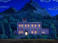 Archivo:EP561 Centro Pokémon de noche.png