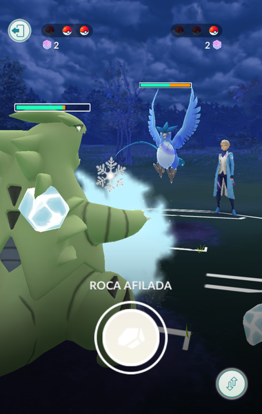 Archivo:Ataque cargado en combate de entrenador Pokémon GO.png