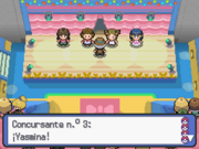 Yasmina participando en un súper concurso en Pokémon Platino.