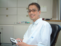 Satoshi Tajiri con una Nintendo DS Lite, seguramente en una de las oficinas de Nintendo.