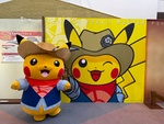 Persona con disfraz de Pikachu Excavador
