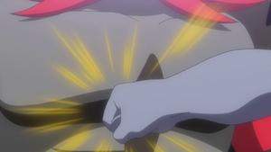 Machamp de un entrenador usando puño bala.