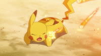 ...y las llamas que salpican ocasionan daños al Pikachu de Ash.