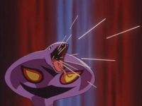 Arbok usando picotazo venenoso.