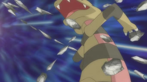 Krokorok usando roca afilada.
