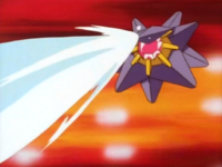 Starmie de Misty usando pistola agua.