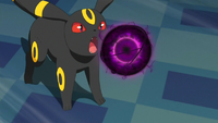 Umbreon de Gladion/Gladio usando bola sombra.