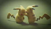 P22 Pikachu y Pikachu clonado combatiendo.png