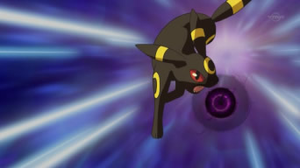 Umbreon usando bola sombra.