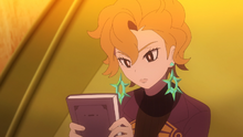 Brie con el libro de aventuras de Lucius.