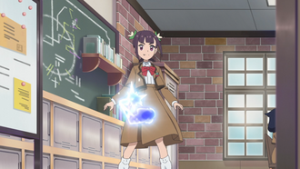 Con el uniforme escolar.