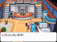 La protagonista en un centro Pokémon remodelado. Se puede ver que el centro Pokémon y la tienda Pokémon serán ahora un único elemento.