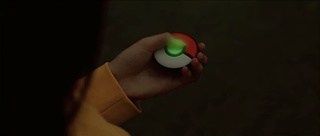 Pokémon GO Plus + en la mano.