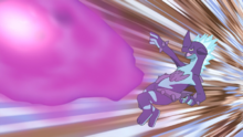 Toxtricity de un cazador Pokémon usando bomba ácida.