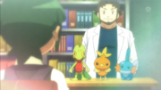 EP879 Profesor Abedul ofreciendo Pokémon inicial a Scottie.png