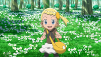 Bonnie/Clem con su ropa habitual, en un prado de flores.