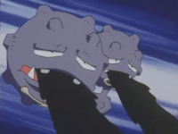 Weezing usando residuos.