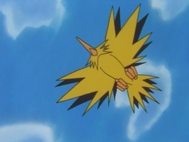 Zapdos mecánico persiguiendo a Ash, Brock y Misty.