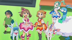 May/Aura, Serena y Ariana con sus respectivos vestidos de gala personalizados.