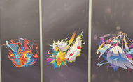 Mega-Charizard Y, Mega-Ampharos y Mega-Gardevoir Pokémon imagen de stand de Juego de Cartas Coleccionables Pokémon.