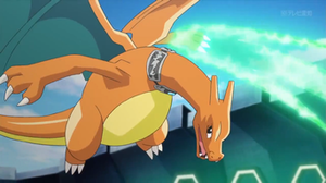 Charizard de Alain usando garra dragón.