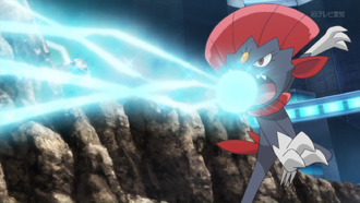 Weavile usando rayo hielo.
