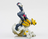 Figura de Giratina de Pokémon Trading Figure Game desde la parte derecha.