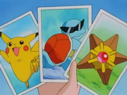 Misty muestra a Oficial Jenny/Agente Mara una foto del Pikachu de Ash por error.