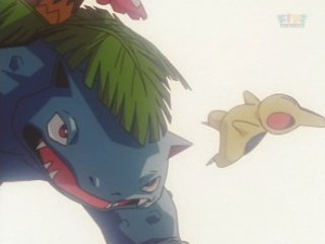 Venusaur usando Embestida/Placaje.