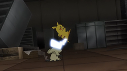 El Mimikyu de Jessie resiste el primer ataque del Pikachu de Ash gracias a disfraz y pasa de forma encubierta a descubierta.