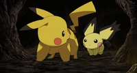 Pichu picoreja con el Pikachu de Ash.