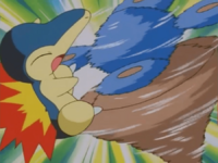 Hitmontop usando patada giro.