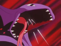 Arbok usando picotazo venenoso.