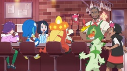 Foto de Liko, Rod, Dot y Murdock en la nueva cocina del Valiente Olivino junto a Tatsugiri mostrada en el EP1305.