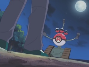 Los pies de Jimmy se ven en el suelo cuando él está encima de la máquina del Equipo/Team Rocket.