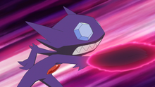 Sableye de Ult usando golpe mordaza.