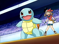Squirtle junto a May/Aura.