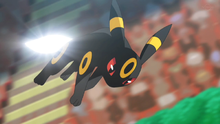 Umbreon de Gladion/Gladio usando cola férrea.